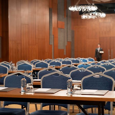 Radisson Blu Hotel Istanbul Asia Exterior foto The conference room of the European University
