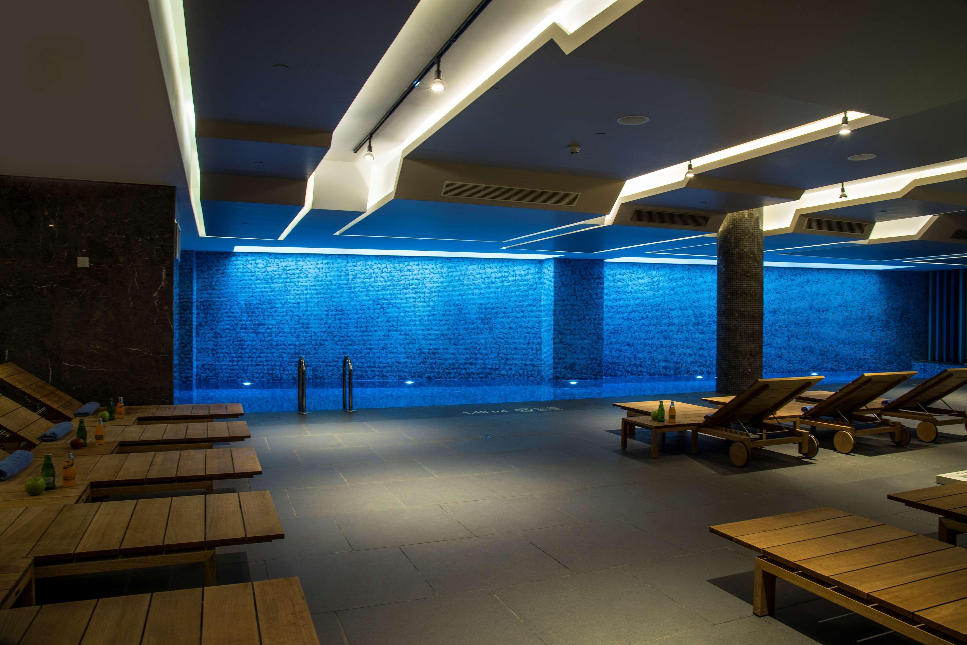Radisson Blu Hotel Istanbul Asia Exterior foto The spa at The Standard East Village