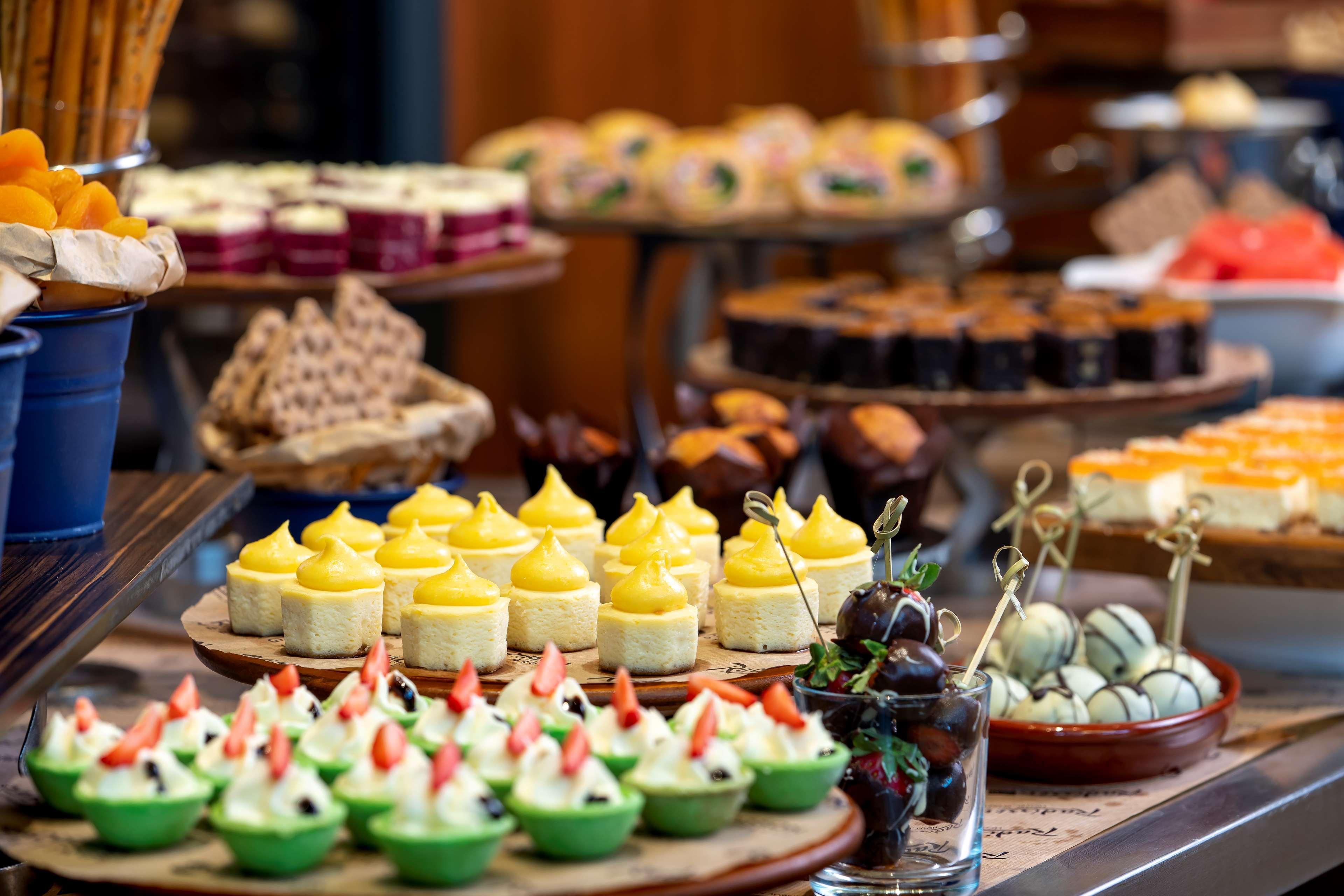 Radisson Blu Hotel Istanbul Asia Exterior foto A selection of desserts