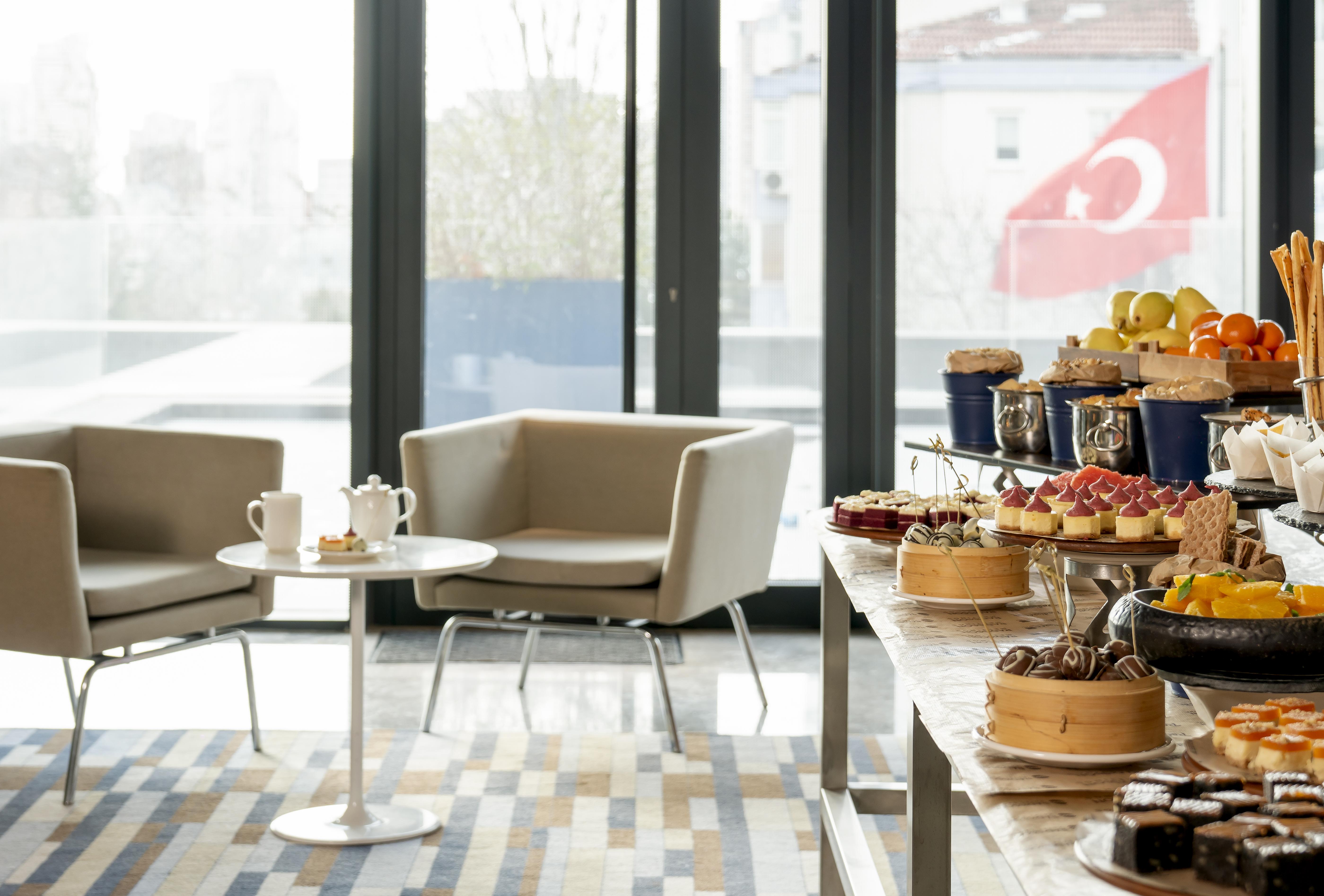 Radisson Blu Hotel Istanbul Asia Exterior foto The Swiss lounge at Zurich Airport