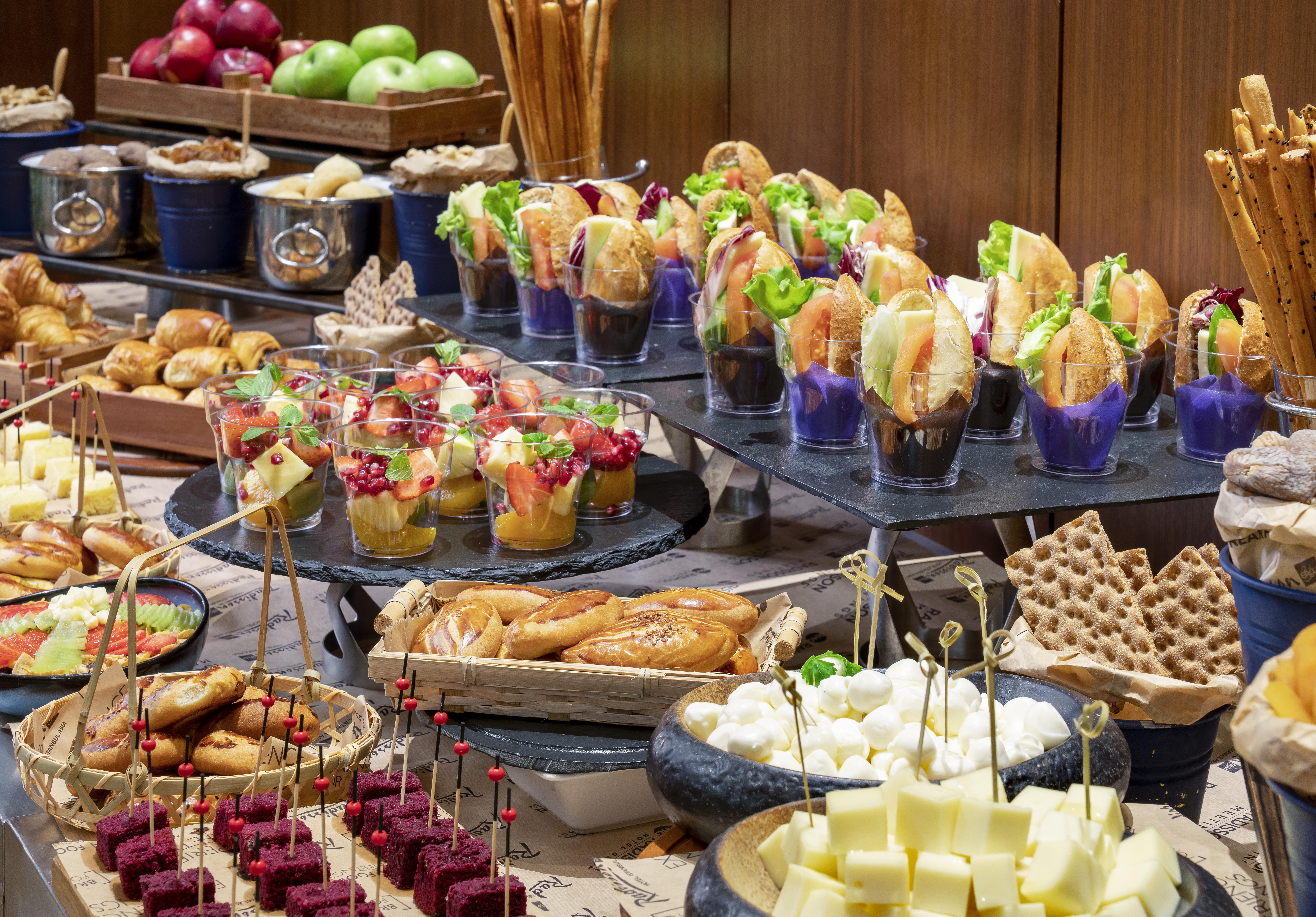 Radisson Blu Hotel Istanbul Asia Exterior foto A buffet of tapas