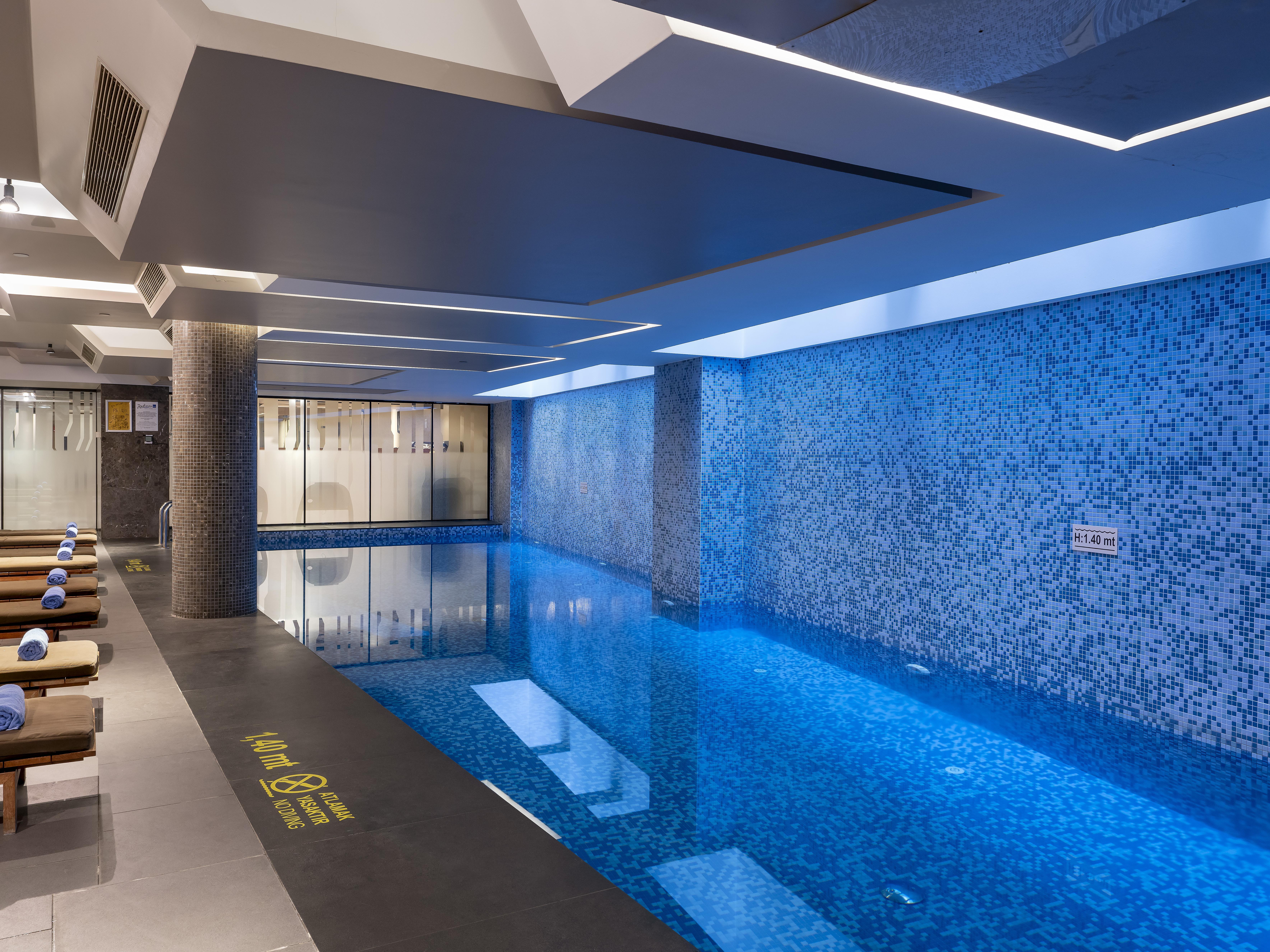 Radisson Blu Hotel Istanbul Asia Exterior foto The pool at the 100 Queen's Gate